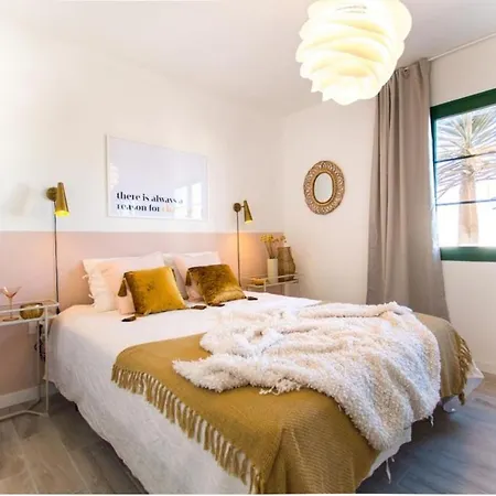 Caleta Contemporary Boho - Wifi, Private Balcony & Pool Appartement
