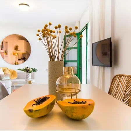 Caleta Contemporary Boho - Wifi, Private Balcony & Pool Appartamento