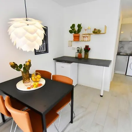 Caleta Contemporary Boho - Wifi, Private Balcony & Pool Appartement